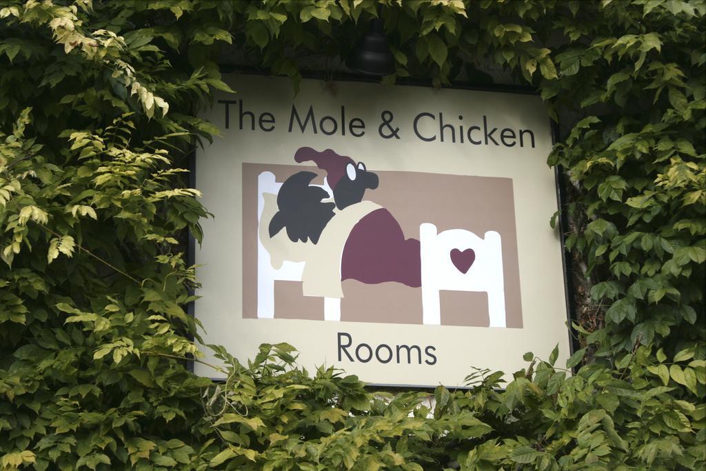 Отель The Mole And Chicken Long Crendon Экстерьер фото